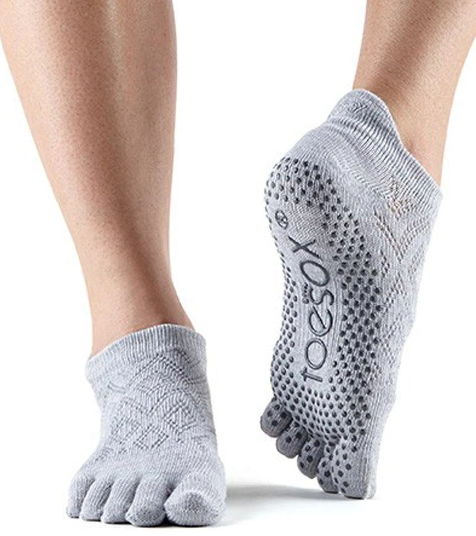 CLOTHING Toesox Low Rise Full-Toe Yoga Grip Socks Diamond Willow 5 CLOTHING Toesox Low Rise Full-Toe Yoga Grip Socks Diamond Willow