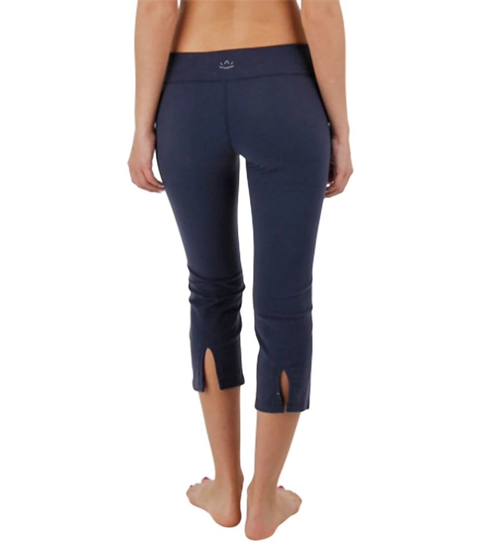 CLOTHING Beyond Yoga Women's Low Rise Capri True Navy 6 CLOTHING Beyond Yoga Women's Low Rise Capri True Navy