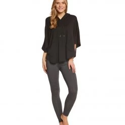 CLOTHING Beyond Yoga The Head Poncho Black