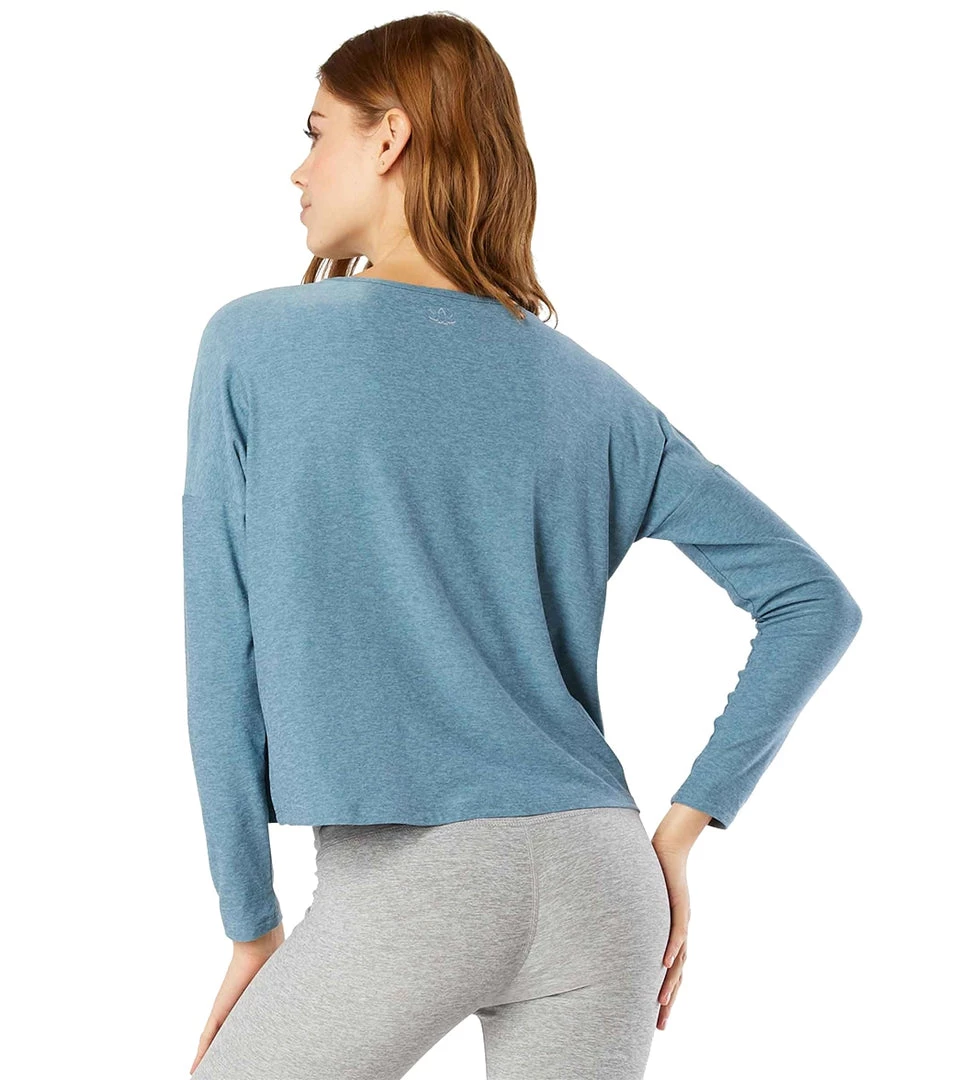 CLOTHING Beyond Yoga Featherweight Morning Light Cropped Pullover Stormy Blue-Blue Cloud 6 CLOTHING Beyond Yoga Featherweight Morning Light Cropped Pullover Stormy Blue-Blue Cloud