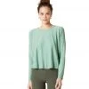 Beyond Yoga Featherweight Morning Light Cropped Pullover Mermaid Green Solid